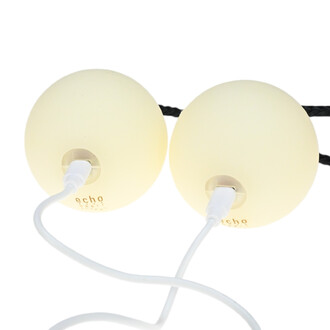 Bolas LED Echo Orbit de Firetoys, avec deux balles sphériques de couleur claire, connectées par un fil blanc, mettant en évidence le logo echo sur l'une des balles.