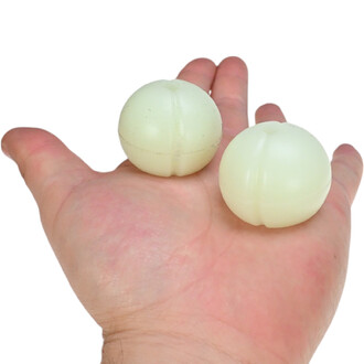 Bolas LED Echo Orbit en main, deux boules lumineuses blanches avec une finition lisse, affichant une légère transparence.