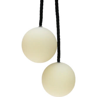Bolas LED Echo Orbit - Firetoys composées de deux boules rondes de couleur blanche, avec une finition mate, suspendues par une corde tressée noire.