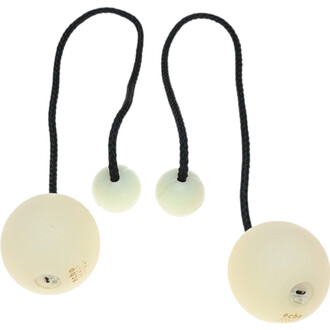 Bolas LED Echo Orbit, composées de deux boules lumineuses reliées par des cordes noires. Les boules sont de couleur claire et ont une surface lisse.