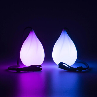 Bolas lumineuses en forme de goutte avec des couleurs bleu et violet, éclairées sur fond sombre, accompagnées de cordons noirs.