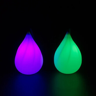 Bolas lumineuses de forme goutte d'eau, l'une émettant une lumière violette et l'autre une lumière verte, présentées sur un fond noir.