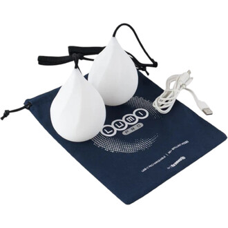 Bolas lumineuses Lumi Pro de Firetoys, blanches en forme de goutte, accompagnées d'un câble de chargement USB, présentées sur un sac de rangement bleu avec le logo LUMI PRO.