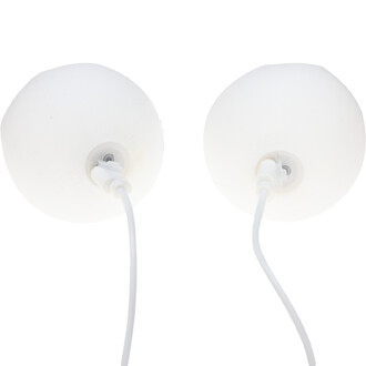Bolas lumineuses Lumi Pro de marque ThreeWorlds, présentant deux balles blanches avec un câblage à l'arrière pour la recharge.