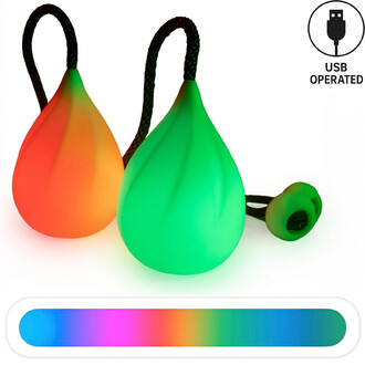 Bolas lumineuses de forme goutte d'eau, une en dégradé orange et rouge, l'autre en vert, avec des cordes noires. Présence d'un symbole indiquant qu'elles sont alimentées par USB. En dessous, une barre de couleur arc-en-ciel.