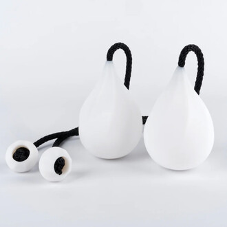 Bolas lumineuses de jonglerie en forme de goutte, avec une finition blanche lisse, accompagnées de cordes noires. Les bolas sont liées entre elles par un cordon noir.
