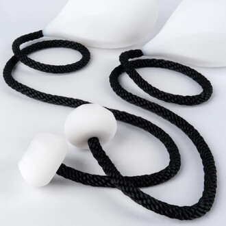 Bolas lumineuses avec des têtes blanches et un cordon noir, présentées sur un fond blanc. Les têtes sont en forme de goutte, reflétant la lumière, et le cordon est tressé pour une meilleure prise en main.