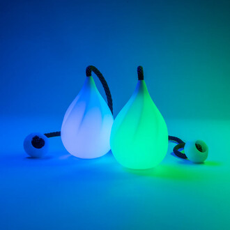 Bolas lumineuses avec deux têtes en forme de goutte, l'une émettant une lumière bleue et l'autre une lumière verte, reliées par une corde. Le fond est en dégradé de bleu et vert, créant une ambiance lumineuse et dynamique.