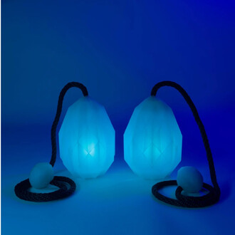 Bolas lumineuses USB avec une forme géométrique rappelant des cristaux, éclairées en bleu, posées sur un fond bleu. Chaque bola est attachée à une corde noire, avec une boule blanche à l’extrémité.