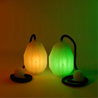 Bolas lumineuses USB de couleur verte et orange, avec une forme octogonale, posées sur un fond dégradé. Chaque bola est connecté par une cordelière noire et repose à côté d'une petite balle blanche.