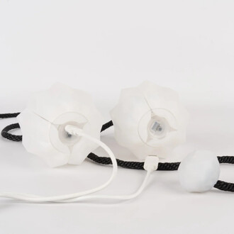 Bolas lumineuses USB Prism de Threeworlds, composées de deux bolas translucides attachées par une corde noire. Chaque bola est dotée d'un câble de chargement blanc. La forme est à facettes, offrant un design élégant et moderne.