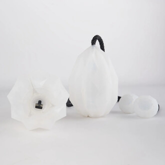 Bolas Lumineuses USB Prism de Threeworlds, montrant deux bolas blanches en forme de goutte et une boule à éléments réfléchissants, avec une corde noire, sur fond blanc.