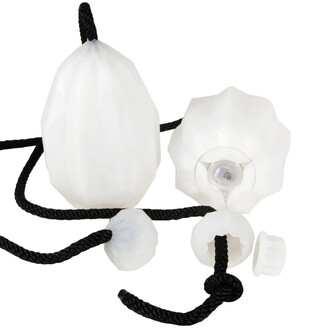 Bolas luminosas Threeworlds Prism USB em silicone branco translúcido, compostas por dois pesos facetados presos a um cordão preto, com um detalhe que mostra a porta de carregamento USB e o sistema de fecho.