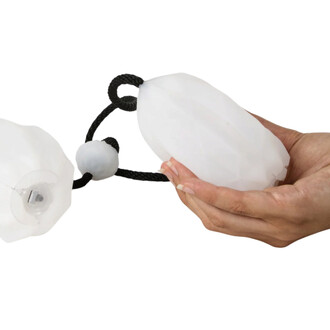 Par de bolas luminosas Threeworlds Prism USB em silicone branco translúcido, seguradas na mão por um cordão preto ajustável.