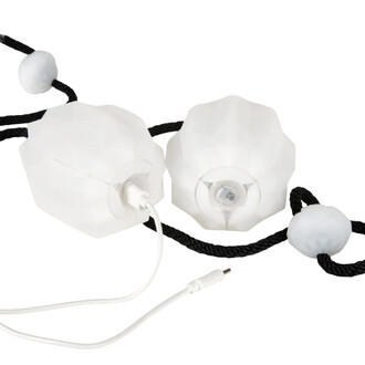 Bolas de luz USB Threeworlds Prism com carregamento: duas bolas de LED facetadas brancas conectadas por um cordão preto com contas de ajuste, uma delas conectada a um cabo de carregamento USB branco.