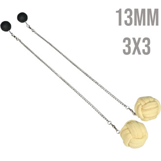 Bolas de jonglerie Monkey Fist Gora avec deux boulets en tissu beige, attachés par une chaîne argentée, et des poignées noires. Chaque boule a un diamètre de 13 mm.