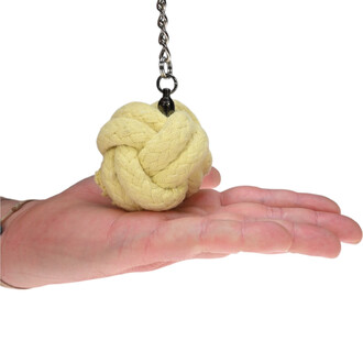 Bolas Monkey 60mm, modèle de jonglerie, montrant une boule de couleur jaune en forme de nœud sur une main. La boule est suspendue par une chaîne métallique et le fond est blanc.