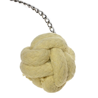 Bolas de jonglerie de 60 mm de couleur beige, en forme de nœud, attachées à une chaîne métallique.