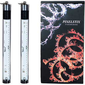 Deux bâtons de jonglage Pixel Poi de Juggle Dream, transparents, avec des embouts en métal noir et argenté, visible à gauche. Sur la droite se trouve l'emballage du produit, noir avec un design coloré et des motifs lumineux, indiquant PIXELSTIX et les 35 