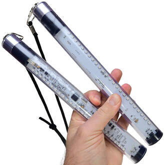 Image montrant deux bâtons lumineux Pixel Poi de Juggle Dream, tenus à la main. Les bâtons sont transparents avec des LED visibles à l'intérieur et sont dotés de bouchons noirs à chaque extrémité. Un cordon est attaché à un des bâtons pour faciliter la ma