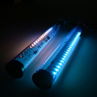 Deux bâtons de jonglage lumineux Pixel Poi de Juggle Dream, montrant des LED de différentes couleurs illuminant des tubes transparents, avec un fond sombre mettant en valeur l'éclat des lumières.