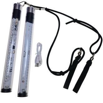 Image de deux bâtons lumineux Pixel Poi de Juggle Dream, présentés avec un câble de chargement USB et des poignées noires. Les bâtons sont transparents, montrant leurs circuits internes et sont fixés à des cordons pour le jonglage.