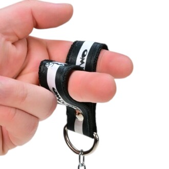 Poignée de bolas avec un doigt tenant une sangle en cuir noir et blanc, équipée d'un anneau métallique, conçue pour le modèle de bolas Snake ⌀25mm.
