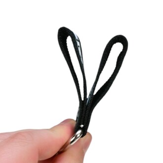 Image d'une main tenant une paire de bolas Snake avec des poignées noires en tissu, reliées par un anneau métallique.