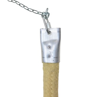 Détail d'une Bolas Snake avec un corps en corde tressée et une finition en métal. Le haut de la bolas présente un connecteur en métal avec un maillon de chaîne.
