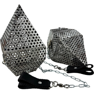  Vue de l'ensemble des bolas de feu Sparkle Diamond avec leurs cages en métal perforé, prêtes à être remplies de charbon pour des spectacles de feu créant des étincelles.