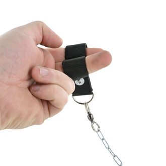 Accessoire noir en sangle nylon avec bouton-pression et chaîne argentée, pour Bolas Sparkle Diamond – Charbons étincelles, tenu entre les doigts.