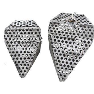 Deux bolas de jonglage Sparkle Diamond en métal perforé argenté, en forme de diamant avec de nombreux trous ronds; l'une possède une boucle de suspension sur le haut.