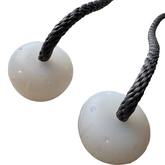 Bolas Vision 31cm Flowtoys avec deux boules blanches et une corde noire tressée. Les boules sont légèrement transparentes et présentent des surfaces lisses avec des petits trous.