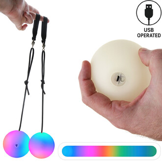 Bolas contact lumineuses USB tenues par une main, présentées avec un fond blanc. À gauche, les bolas colorées affichent des dégradés lumineux. À droite, une main tient une bola lumineuse avec un port de charge USB visible. En bas, un bandeau coloré montre