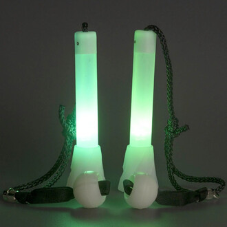 Bolas lumineuses Echo Comet de Firetoys, représentant deux bâtons lumineux verts avec des poignées blanches, reliés par des cordes noires. Les bâtons émettent une lumière verte.