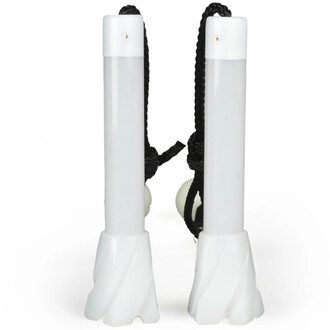 Bolas lumineuses Echo Comet de Firetoys, composées de deux tubes transparents lumineux montés sur des cordes noires, avec des poignées blanches à la base et des billes blanches visibles.