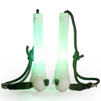 Bolas lumineuses Echo Comet de Firetoys, dotées de deux bâtons lumineux transparents émettant une lumière verte, fixés à des perles blanches. Les bâtons sont reliés par des cordes en tressé noir.