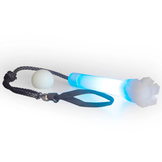 Bolas lumineuses Echo Comet - Firetoys, avec un bâton lumineux bleu et un petit ballon blanc. Le bâton est attaché à une corde tressée noire et présente un design moderne.