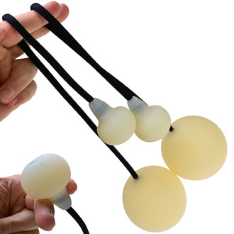 Bolas lumineuses Supernova, avec des boules en plastique opaque et des cordons noirs, tenues dans une main. Les boules présentent une forme ronde et un aspect lisse.