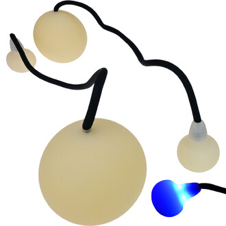 Bolas lumineuses Supernova, comprenant deux sphères de différentes tailles sur une corde noire, avec une sphère plus petite illuminée en bleu, montrant les détails des matériaux et la conception des bolas.
