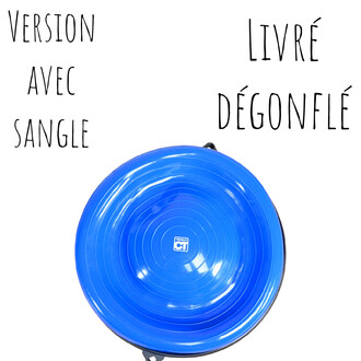 Bosu bleu dégonflé avec sangles sur les côtés, vu de dessus. Texte à gauche indiquant Version avec sangle et texte à droite Livré dégonflé.