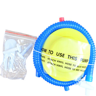 Image d'un ensemble de matériel de pompage pour le Bosu, comprenant un ballon jaune, un tuyau bleu, et des accessoires de pompe stockés dans un sac transparent. Des instructions sur l'utilisation de la pompe sont imprimées sur une étiquette.