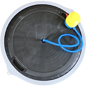 Plateforme Bosu avec un dôme en plastique bleu et une base noire. La plateforme possède des rainures sur sa surface et un cordon bleu relié à un bouchon jaune.