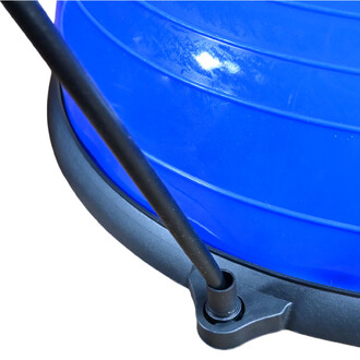 Détail d'une partie d'un Bosu, montrant la base noire et le dôme bleu, avec un tuyau noir connecté au système de gonflage.