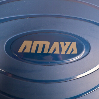 Image du Bosu de la marque Amaya, présentant la partie supérieure avec un fond bleu et le logo doré AMAYA au centre, entouré de motifs circulaires.
