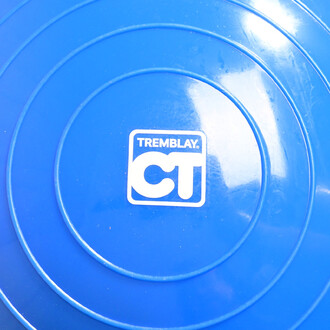 Bosu bleu avec logo Tremblay CT au centre, présentant des cercles concentriques sur sa surface.