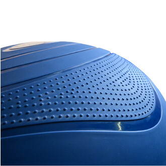 Bosu bleu avec une surface texturée, montrant des rainures et des points pour une meilleure adhérence, vu d'un angle incliné.