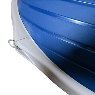 Bosu, moitié bleue, moitié blanche, présentant une vue rapprochée du bord avec un alliage métallique visible, illustrant la surface en caoutchouc texturé et des détails de construction.