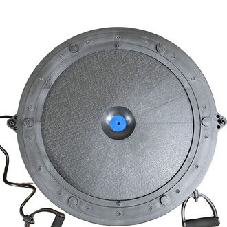 Plateau d'équilibre Bosu de forme circulaire, avec une surface texturée en gris foncé, un centre en plastique noir avec un point bleu, et des bords en caoutchouc pour une meilleure adhérence. Deux poignées sont visibles sur les côtés.