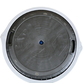 Disque Bosu avec une surface noire et lisse, des motifs en relief et une bordure grise. Présente deux poignées latérales pour faciliter la prise en main. Vue de dessus, mettant en avant la structure et le design fonctionnel.